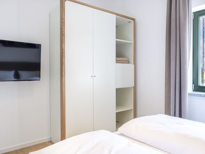 Schlafzimmer mit TV und Kleiderschrank