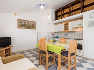 23746067-Ferienwohnung-4--300x225-5