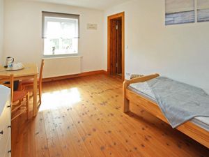 24004388-Ferienwohnung-1--300x225-2