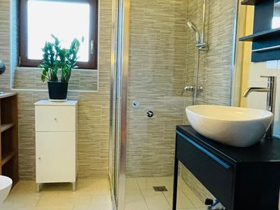 Badezimmer mit Dusche, Bidet und Waschbecken