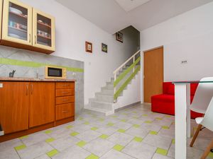 24014171-Ferienwohnung-2--300x225-4