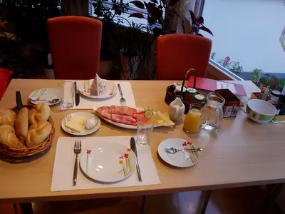 Frühstückstisch gedeckt