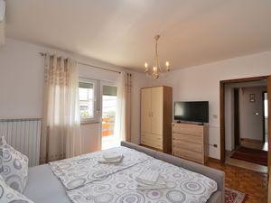 23947012-Ferienwohnung-2--300x225-4