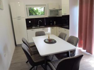 23718753-Ferienwohnung-6--300x225-4