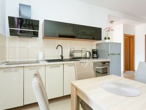 23968351-Ferienwohnung-5--300x225-4