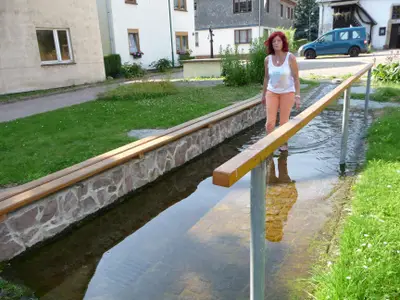 Tretbecken im Ort