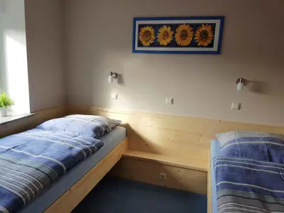 Schlafzimmer (hier mit auseinandergeschobenen Betten)