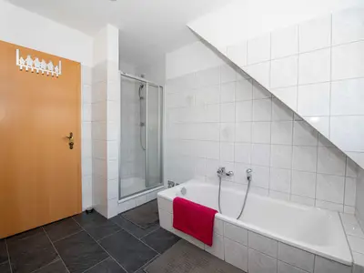 Bad mit Dusche und Badewanne