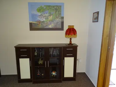 Wohnzimmerschrank mit Bild