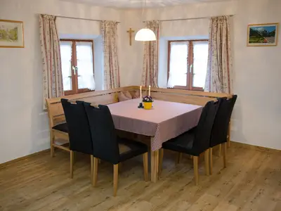 gemütliche Essecke im Wohnzimmer "Dahoam"