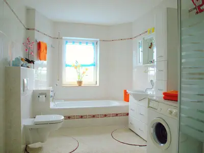 Badezimmer mit Wanne und Dusche