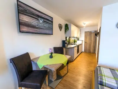 Esstisch mit Küchenbereich