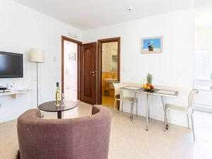 24015854-Ferienwohnung-2--300x225-1