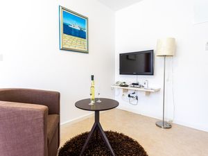 24015854-Ferienwohnung-2--300x225-5