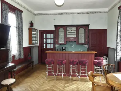 Küche mit Theke, Ehemalige Wartehalle