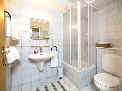 Ferienwohnung - Souterrain - Badezimmer