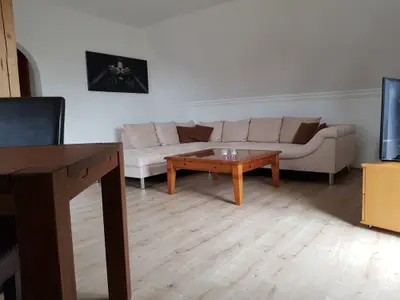 Wohnzimmer mit Essecke (Foto leider noch mit den "alten" Stühlen)