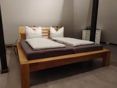 Schlafzimmer I, mit Einbauschrank, Kleiderständer, Hocker & Kommode