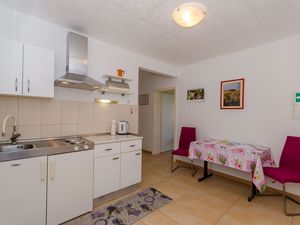 24016818-Ferienwohnung-2--300x225-5