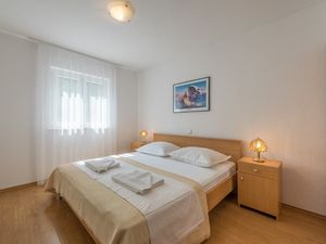 23926556-Ferienwohnung-5--300x225-5