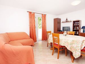 23930800-Ferienwohnung-2--300x225-1