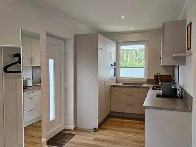 gut ausgestattete Küche sowie der Eingang und die Garderobe