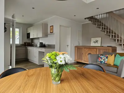 Esstisch mit Blick in den modernen Wohnraum