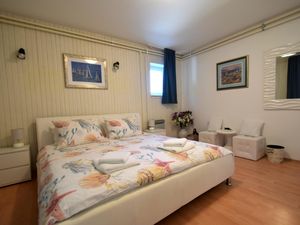 23934895-Ferienwohnung-4--300x225-5