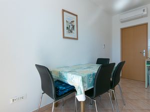 23935060-Ferienwohnung-5--300x225-4