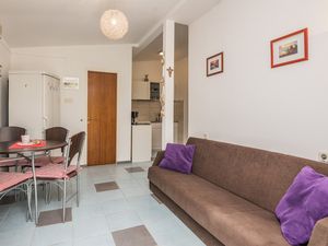 23935213-Ferienwohnung-5--300x225-1