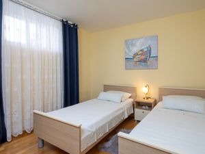 23935610-Ferienwohnung-2--300x225-5