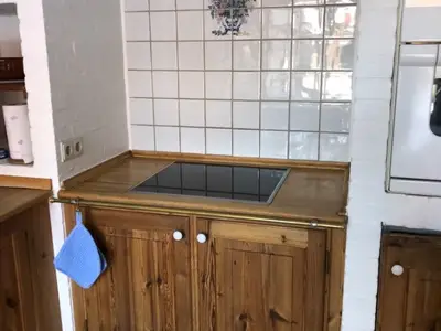 Küche mit Terrasse und Blick zum Hof