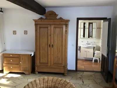 Wohnraum mit Blick in das Duschbad