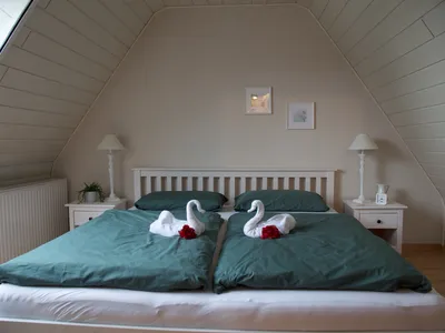 eines der zwei Schlafzimmer (jeweils mit Doppelbett, Flachbildfernseher, Steckdosen in Bettnähe)