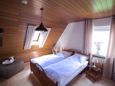 eines der zwei Schlafzimmer (jeweils mit Doppelbett, Flachbildfernseher, Steckdosen in Bettnähe)