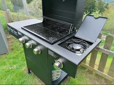 Gasgrill (Gas vorhanden) mit Kochfeld und 4 Edelstahlbrennern, emailliertem Grillrost, Warmhalterost