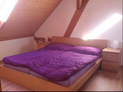 Schlafzimmer -  Kingsize Bett mit 2 separaten Matratzen, 2  Nachttischen inkl. 2 Nachttischlampen