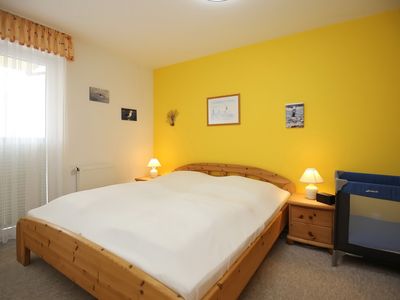 Schlafzimmer mit Doppelbett