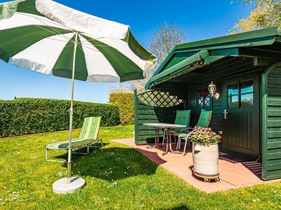 Terrasse mit Gartenmöbeln