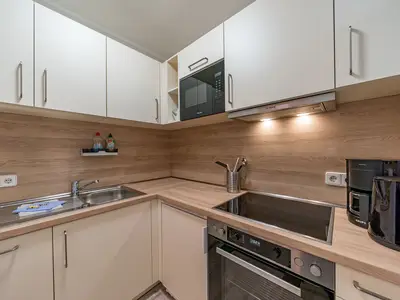 Küchenzeile mit Backofen und Mikrowelle