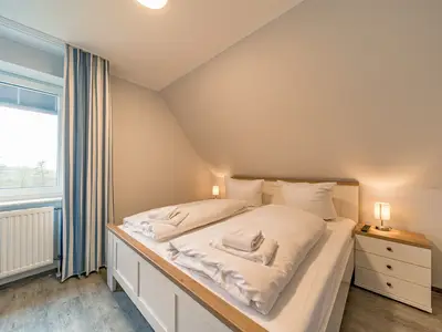 Schlafzimmer mit Doppelbett