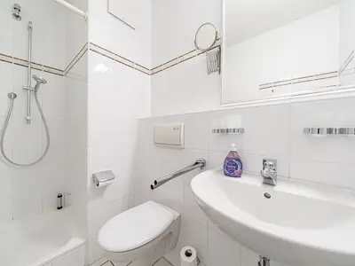 Badezimmer mit Dusche und Waschtisch