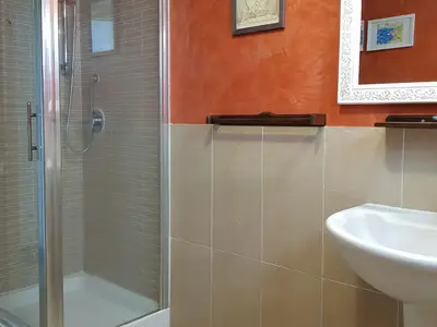 Badezimmer mit Duschkabine