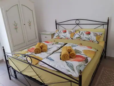 Schlafzimmer 1