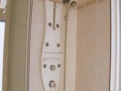 Dusche mit Massagedüsen