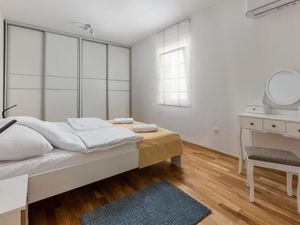 24029176-Ferienwohnung-5--300x225-4