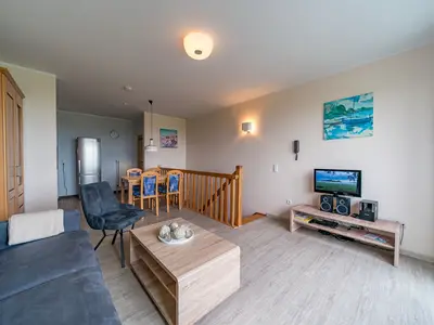 Wohn-Essbereich mit Couch und Flatscreen-TV