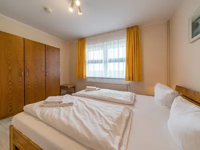 Schlafzimmer mit Doppelbett
