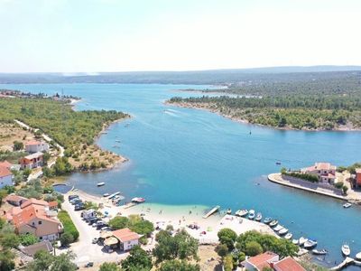 Direkte Umgebung des Objekts. Strand mit Strandbar