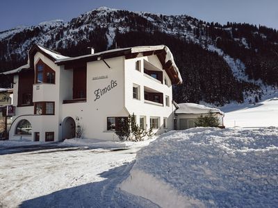 Zimalis_Winterparadies_Wintersonne_Ansicht_Haus_Ga